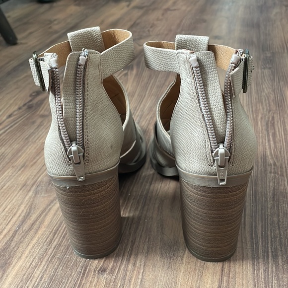 Tan Summer Heels - Picture 4 of 4